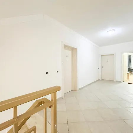 Rooftop Ix 702 Inn Golem (Tirana)