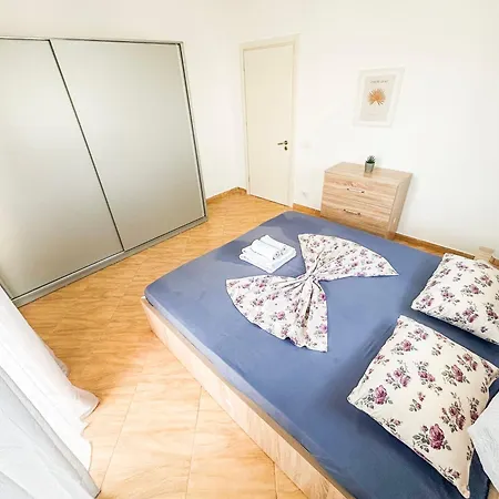 Rooftop Ix 702 Inn Golem (Tirana)