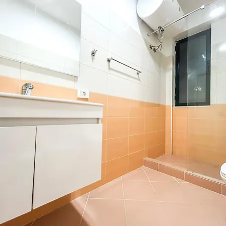Rooftop Ix 702 Inn Golem (Tirana)