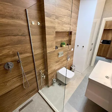 Rooftop Ix 702 * Golem (Tirana)